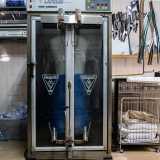 La nostra attenzione ricade poi su una cabina verticale che contiene un particolare macchinario: serve per la fase di pre-stiro, utile a eliminare le grinze pi� evidenti 
